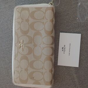Coach Long wallet zip around singature accordian leather beige& crema singature
